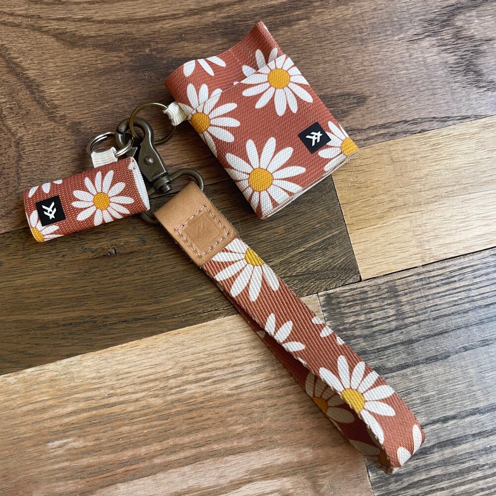 Thread Wallets Daisy Card Wallet Wristlet Keychain Lip Gloss Holder Set